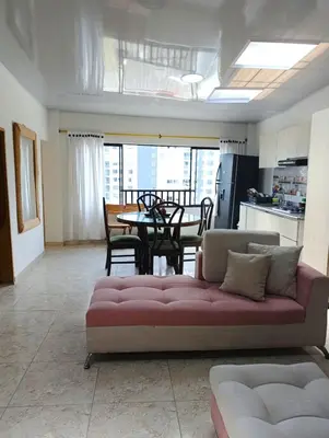 a living room with a pink couch and a table at Comodas y agradables Habitaciones en Chipre in Manizales