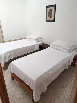 two beds sitting next to each other in a room at Comodas y agradables Habitaciones en Chipre in Manizales