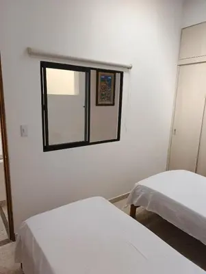 a bedroom with two beds and a window at Comodas y agradables Habitaciones en Chipre in Manizales