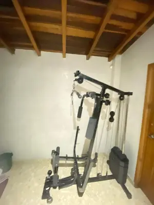 a treadmill in the corner of a room at Residencia Dual Retiro Urbano in Envigado