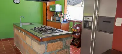 a kitchen with a stove and a refrigerator at Finca Familiar Talena in Sopetran