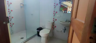 a bathroom with a toilet and a shower and a sink at Finca Familiar Talena in Sopetran