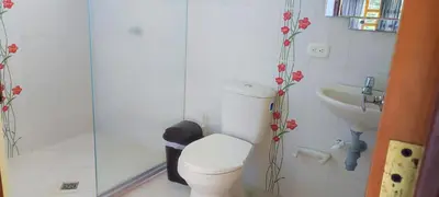 a bathroom with a toilet and a sink at Finca Familiar Talena in Sopetran