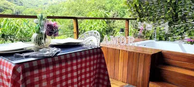 a table with a red and white checkered table cloth and a tub at Cómoda y acogedora cerca al Pueblo in Sopetran