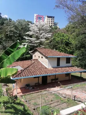 a house in the middle of a city at Ecohotel Otrolado Lodge in Los Andes