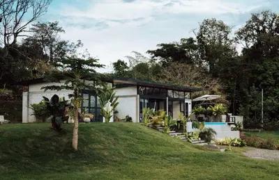 a house on a hill with a garden at Finca Calathea in Marsella