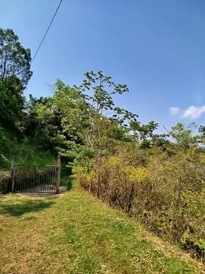 a dirt road with a fence on the side of a field at Finca el Eden in San Luis