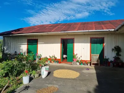 a house with green doors and a red roof at Finca La Carolina in Palocabildo