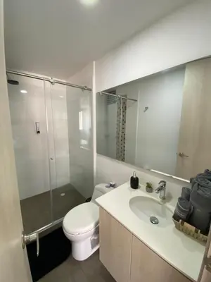 a bathroom with a toilet and a sink and a shower at Excelente ubicación y vista in Manizales