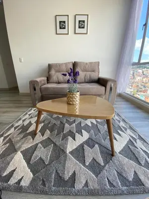 a living room with a coffee table and a couch at Excelente ubicación y vista in Manizales