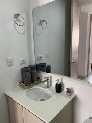 a bathroom with a sink and a mirror at Excelente ubicación y vista in Manizales