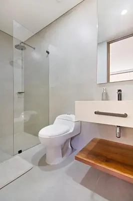 a bathroom with a toilet and a glass shower at Apartamento exclusivo, edificio moderno, gran balcon y linda vista in El Poblado