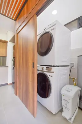 a kitchen with a washer and dryer in a room at Apartamento exclusivo, edificio moderno, gran balcon y linda vista in El Poblado