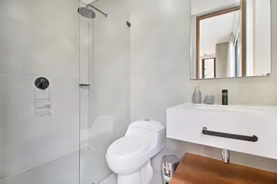 a bathroom with a toilet and a sink and a shower at Apartamento exclusivo, edificio moderno, gran balcon y linda vista in El Poblado