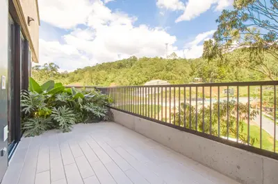 an outdoor balcony with a fence and plants at Apartamento exclusivo, ideal para familias grandes con una vista sensacional in Medellín
