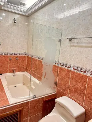 a bathroom with a bath tub and a toilet at Hotel Colonial Aguadas in Aguadas