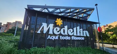 a sign for a machelinah app tool truck at Casa de las Palmas 2 in Guayaquil