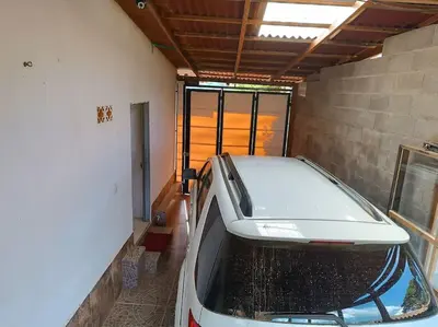 a car parked in a garage with its hood open at Casa de campo in Jericó