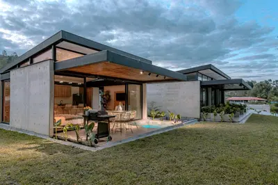 a modern house with a black roof at Soy Local Reserva Sajonia in Rionegro