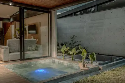 a swimming pool in the middle of a house at Soy Local Reserva Sajonia in Rionegro
