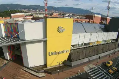 a yellow sign on the roof of a building at laureles excelente ubicacion la 70 estadio, cerca al poblado in Medellín
