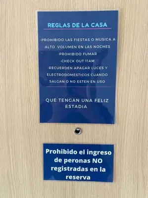 a blue sign on the wall of a room at laureles excelente ubicacion la 70 estadio, cerca al poblado in Medellín