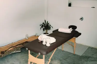 a table with towels and a chair in a room at TerraMonte in Honda
