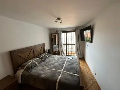 a bedroom with a large bed in a room at Apartamento Edicio Torreón en Rionegro in Rionegro