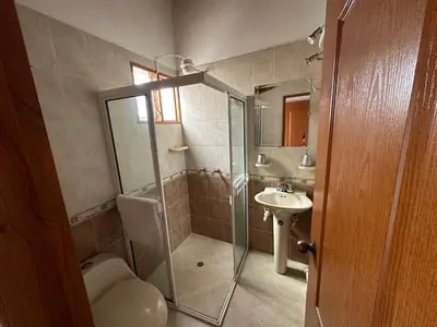 a bathroom with a shower and a toilet and a sink at Apartamento Edicio Torreón en Rionegro in Rionegro