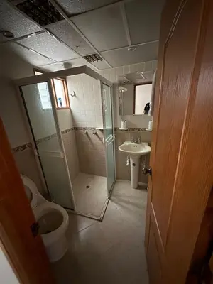 a bathroom with a shower and a toilet and a sink at Apartamento Edicio Torreón en Rionegro in Rionegro