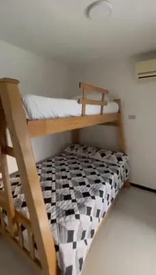 a bunk bed in a small room with a bunk bedscribed at Hermosa Cabaña Familiar in San Jerónimo