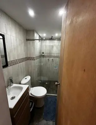 a bathroom with a toilet and a sink and a shower at Excelente ubicación como en casa tranquilidad in Villamaría