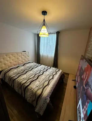 a bedroom with a bed and a large window at Excelente ubicación como en casa tranquilidad in Villamaría
