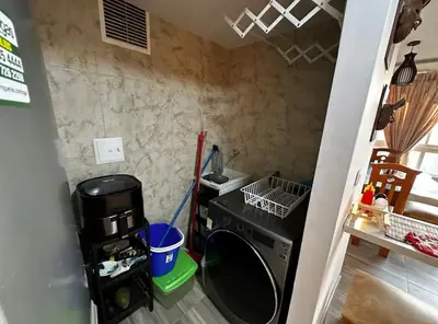 a kitchen with a washing machine in a room at Excelente ubicación como en casa tranquilidad in Villamaría