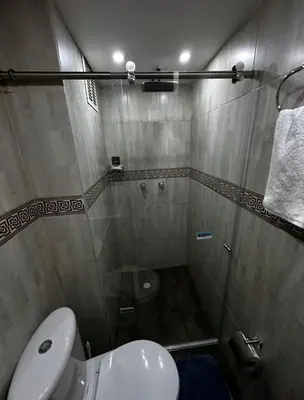 a bathroom with a shower with a toilet and a sink at Excelente ubicación como en casa tranquilidad in Villamaría