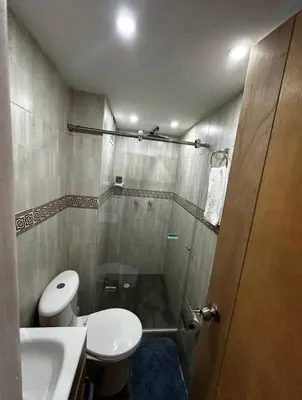 a bathroom with a toilet and a sink and a shower at Excelente ubicación como en casa tranquilidad in Villamaría