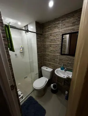 a bathroom with a toilet and a shower and a sink at Excelente ubicación como en casa tranquilidad in Villamaría
