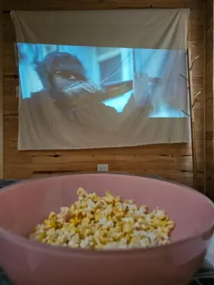 a pink bowl of popcorn on a table at Cabaña Del bosque in Santa Elena