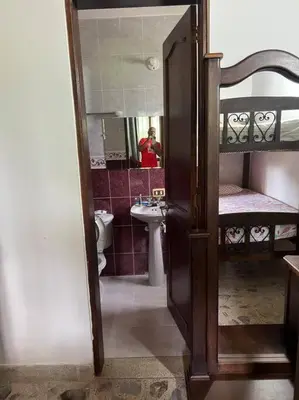 a bathroom with a bunk bed and a sink and a mirror at Acogedora Casa-Finca en Sopetran, Antioquia in Corral Falso