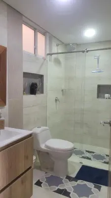 a bathroom with a toilet and a glass shower at Vista de lujo en Guatapé in Guatapé