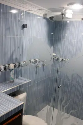 a bathroom with a glass shower with a toilet at Donde María Yarce Casa Turística in Jardin