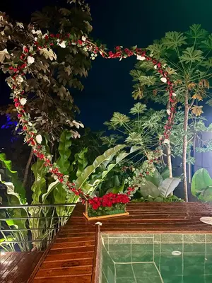 a heart made out of flowers next to a swimming pool at Cabaña Cedro Amarillo - Jacuzzi Grande Con Calefacción - Cerca a Medellín in Sopetran