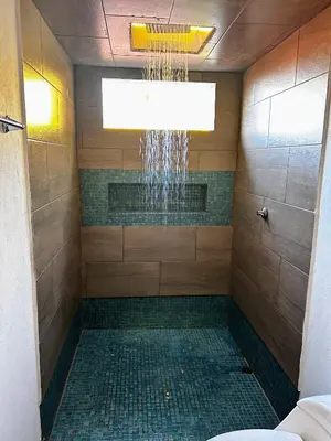 a bathroom with a shower with a chandelier at Cabaña Cedro Amarillo - Jacuzzi Grande Con Calefacción - Cerca a Medellín in Sopetran