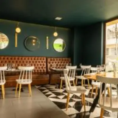 a restaurant with tables and chairs in a room at Quo Quality Hotel in Manizales