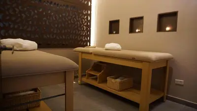 a room with a bench and a table with towels at Quo Quality Hotel in Manizales
