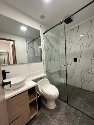 a bathroom with a toilet and a sink and a shower at Apartamentos con vista boscosa y parking en Buenos Aires, Medellín in Medellín