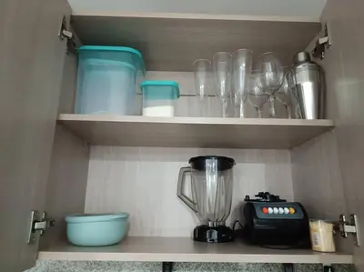 a kitchen shelf with a blender and other items on it at Oasis urbano, cerca a todo, a una cuadra del metro in Sabaneta