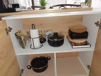 a kitchen shelf with pots and pans on it at Oasis urbano, cerca a todo, a una cuadra del metro in Sabaneta