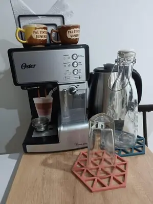 a coffee maker sitting on top of a table at Oasis urbano, cerca a todo, a una cuadra del metro in Sabaneta