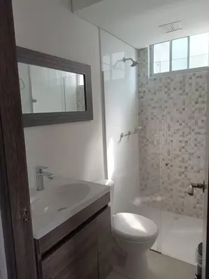 a bathroom with a toilet and a sink and a shower at Oasis urbano, cerca a todo, a una cuadra del metro in Sabaneta